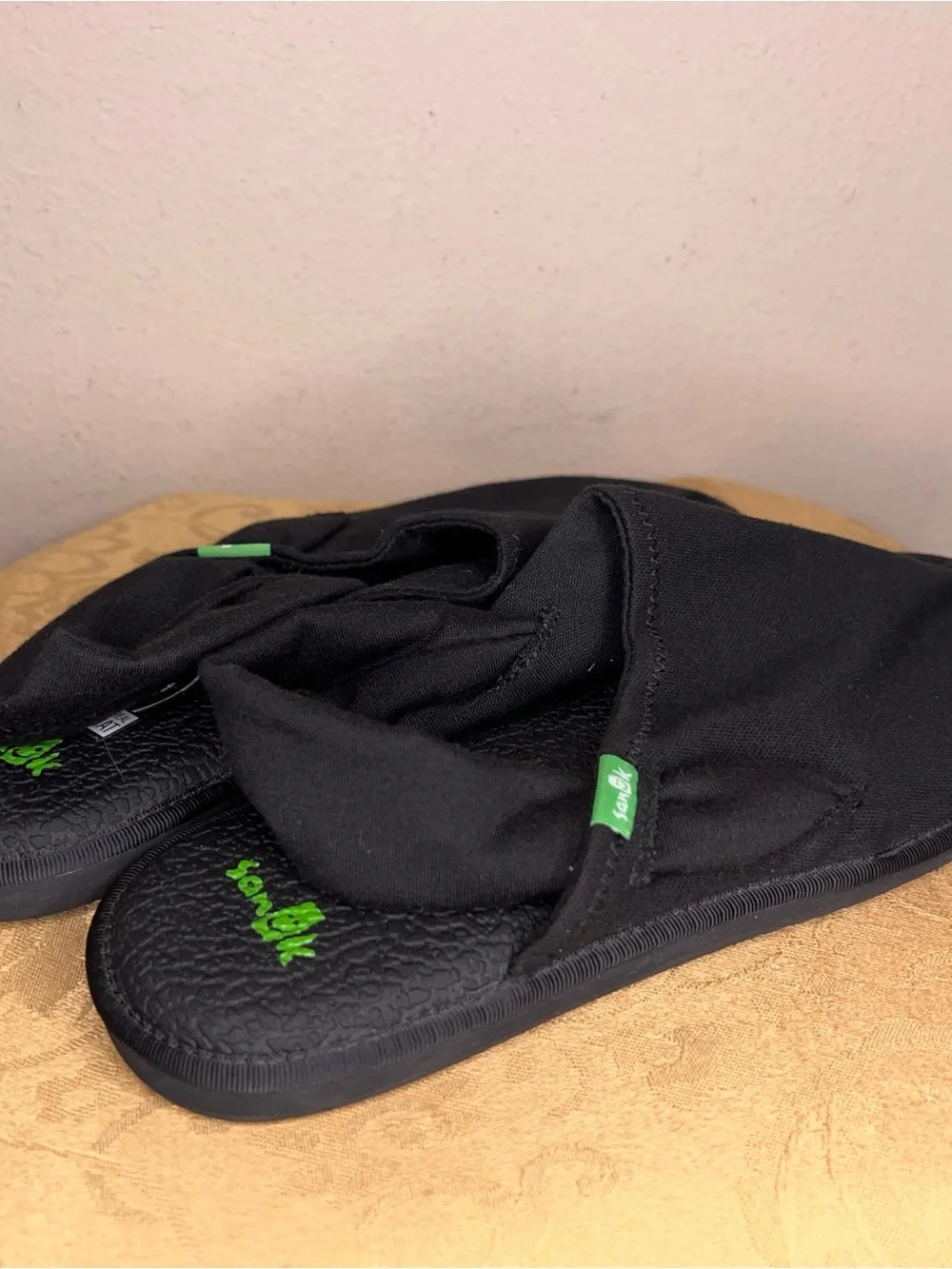 Sanuk Size 9 Black Sandals Lightweight Yoga Mat Material Boho Comfortable